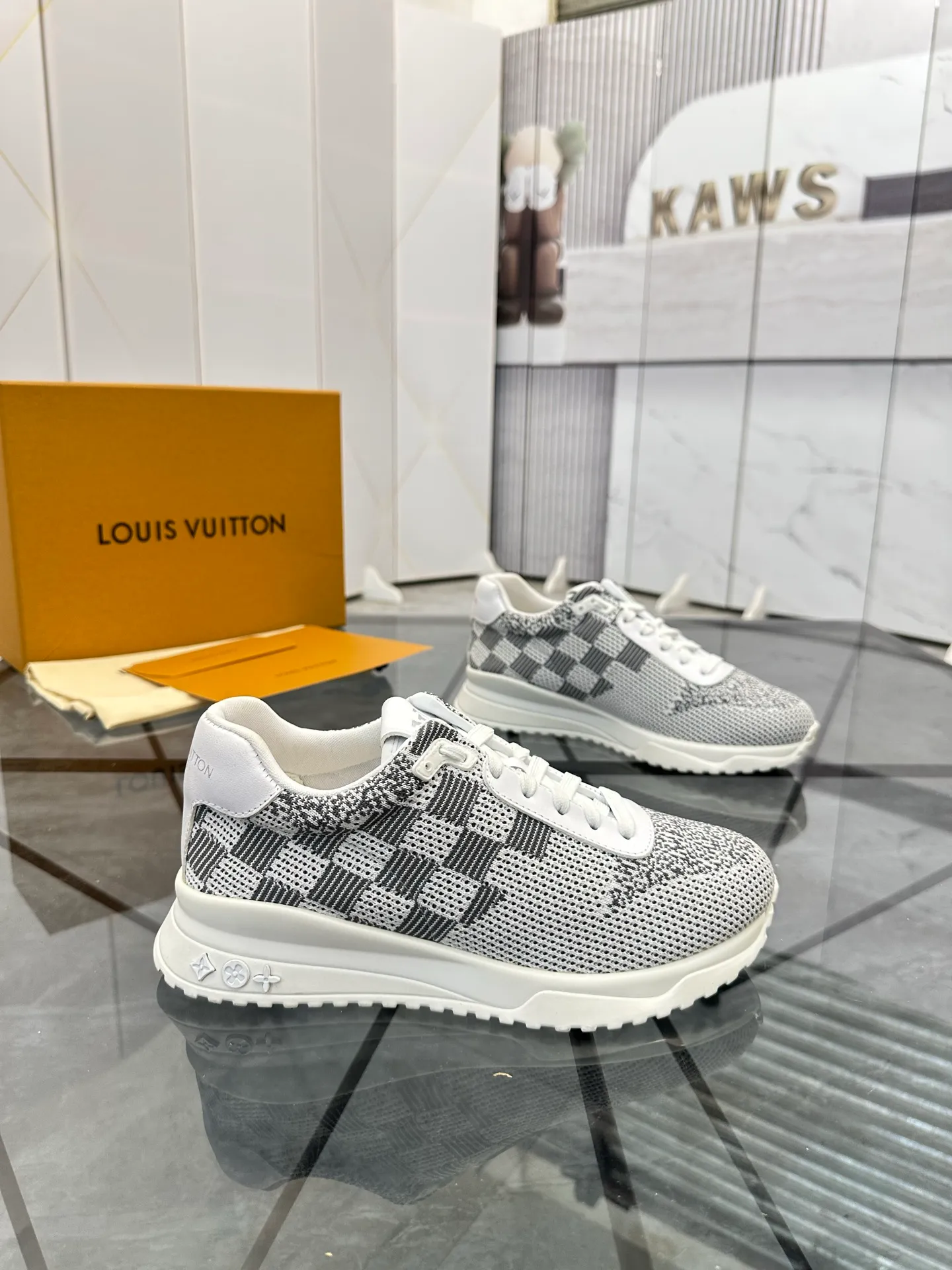 Men's shoes for sale💰: 💰P560¥ High-end quality Product trademark: LV* "Louis Vuitton*" low-top sneakers Regular size: 38-44 (can be customized to 45.46.) Product materials: imported breathable fly knit upper, breathable lining, original raw rubber translucent combination outsole. Number: 2068